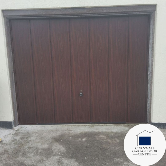 Rosewood Garador Sherwood: A beautifully crafted garage door featuring rich rosewood tones and intricate detailing. The Sherwood design adds elegance and style to any home exterior, combining functionality with timeless aesthetics.
